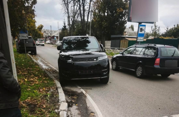 У Черкасах водій Range Rover проїхав на «червоний» і спричинив ДТП