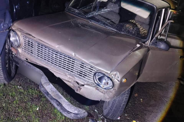 У Черкасах п’яний водій врізався в два припарковані авто (ФОТО)