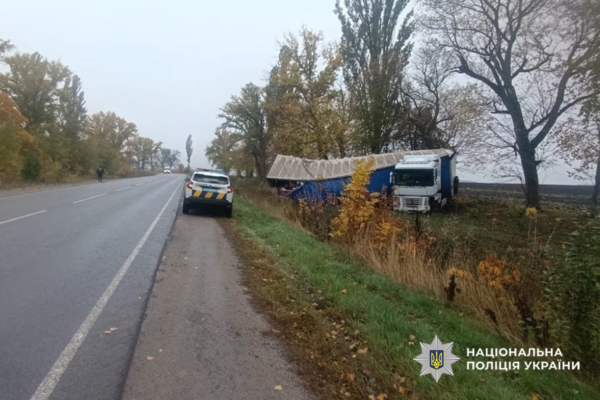 На Черкащині вантажівка з’їхала в кювет (ФОТО)