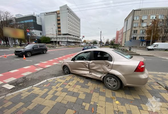У Черкасах п’яний водій BMW без прав проїхав на червоне й спричинив ДТП (ФОТО)