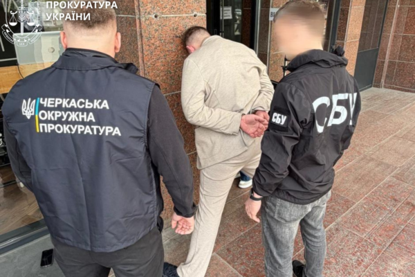 За 7,5 тис. дол обіцяв організувати виїзд за кордон: На Черкащині судитимуть киянина