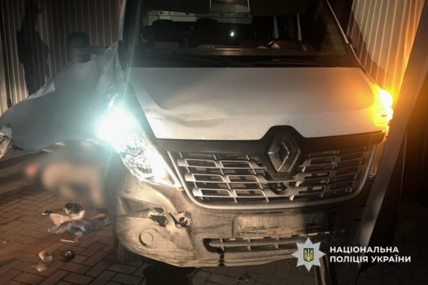 На Черкащині чоловік викрав авто з підприємства та врізався у ворота